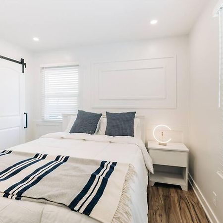 Beautiful Luxury Home Freshly Renovated With Big Yard, Seating & Grill Pad コテージグローブ  エクステリア 写真