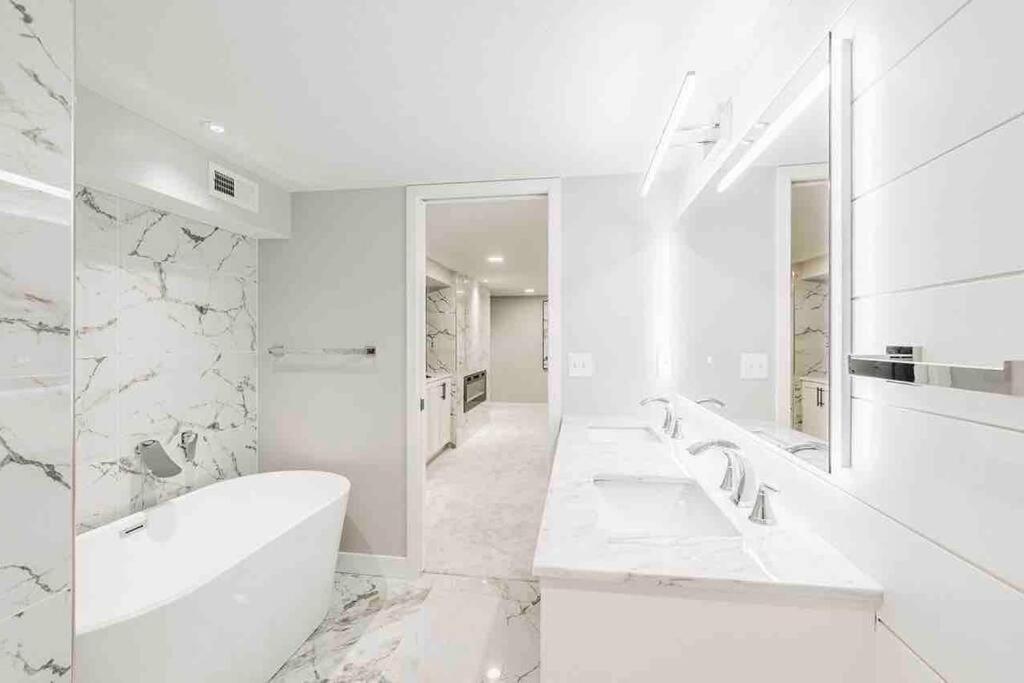 Beautiful Luxury Home Freshly Renovated With Big Yard, Seating & Grill Pad コテージグローブ  エクステリア 写真