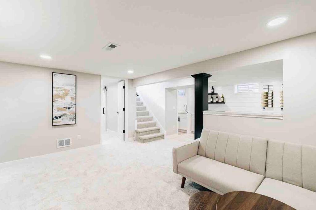 Beautiful Luxury Home Freshly Renovated With Big Yard, Seating & Grill Pad コテージグローブ  エクステリア 写真