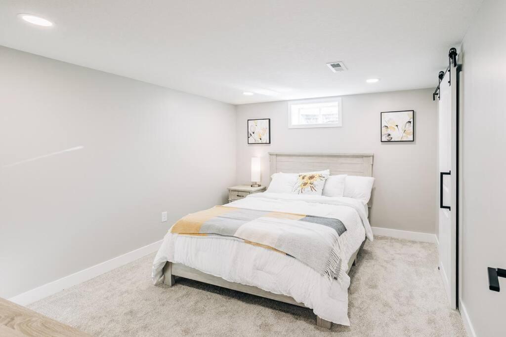 Beautiful Luxury Home Freshly Renovated With Big Yard, Seating & Grill Pad コテージグローブ  エクステリア 写真