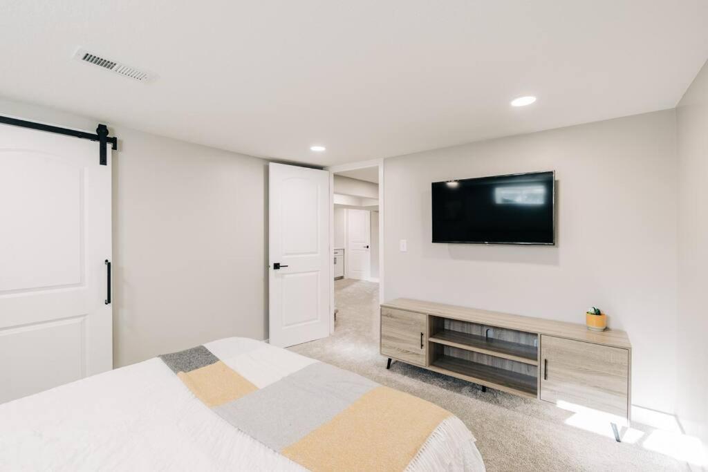 Beautiful Luxury Home Freshly Renovated With Big Yard, Seating & Grill Pad コテージグローブ  エクステリア 写真