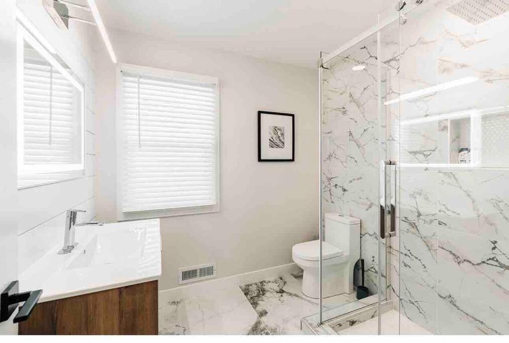 Beautiful Luxury Home Freshly Renovated With Big Yard, Seating & Grill Pad コテージグローブ  エクステリア 写真