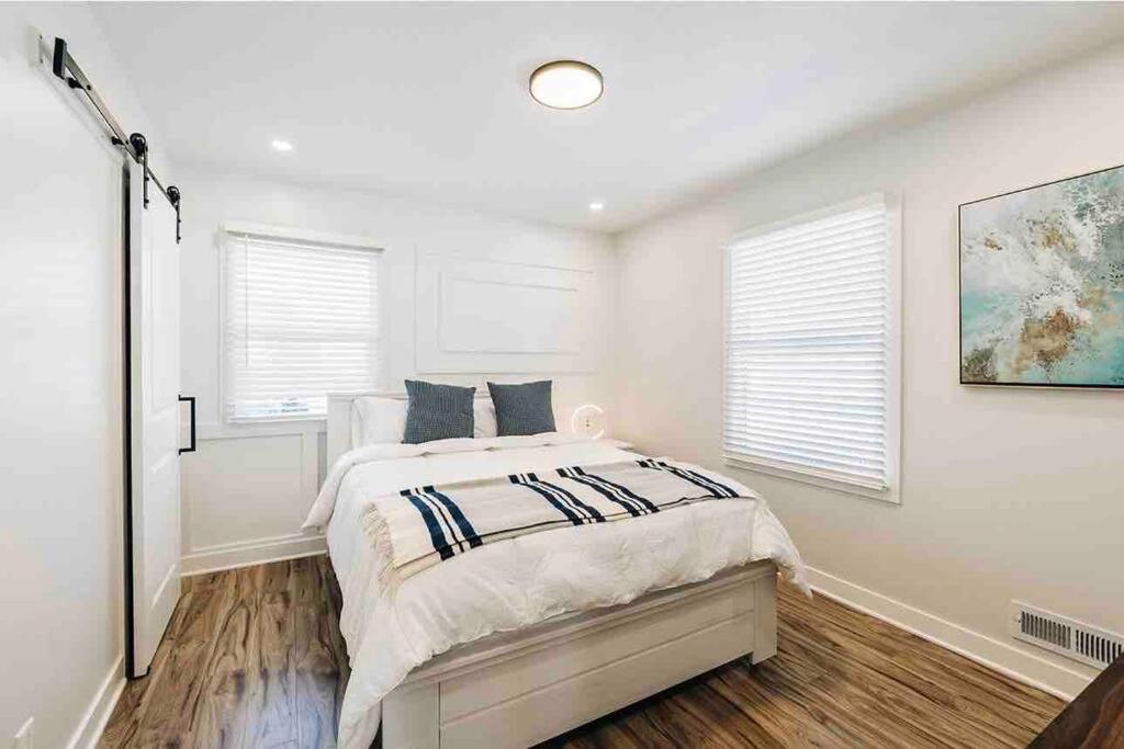 Beautiful Luxury Home Freshly Renovated With Big Yard, Seating & Grill Pad コテージグローブ  エクステリア 写真