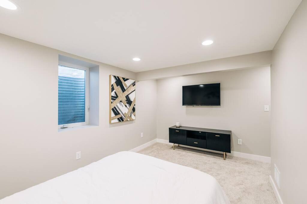 Beautiful Luxury Home Freshly Renovated With Big Yard, Seating & Grill Pad コテージグローブ  エクステリア 写真