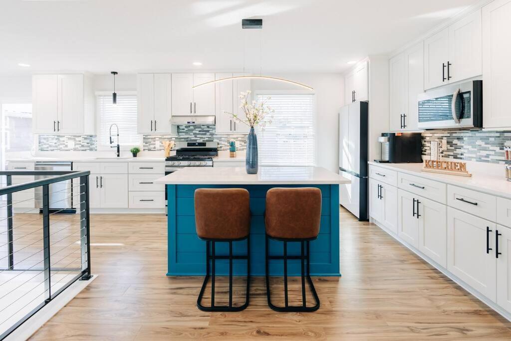Beautiful Luxury Home Freshly Renovated With Big Yard, Seating & Grill Pad コテージグローブ  エクステリア 写真