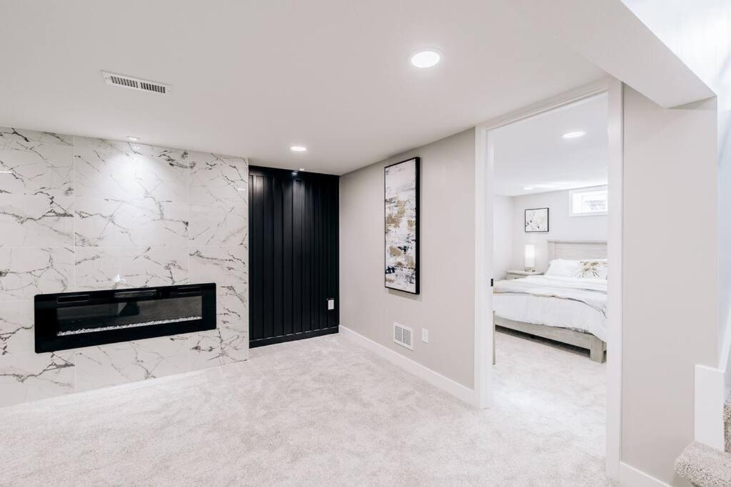 Beautiful Luxury Home Freshly Renovated With Big Yard, Seating & Grill Pad コテージグローブ  エクステリア 写真