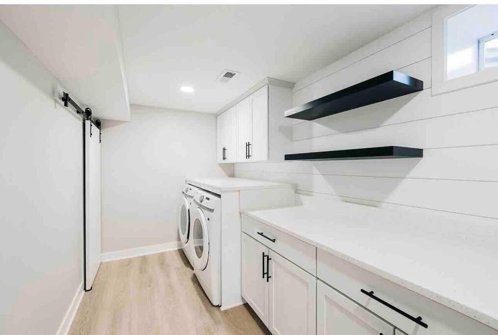 Beautiful Luxury Home Freshly Renovated With Big Yard, Seating & Grill Pad コテージグローブ  エクステリア 写真