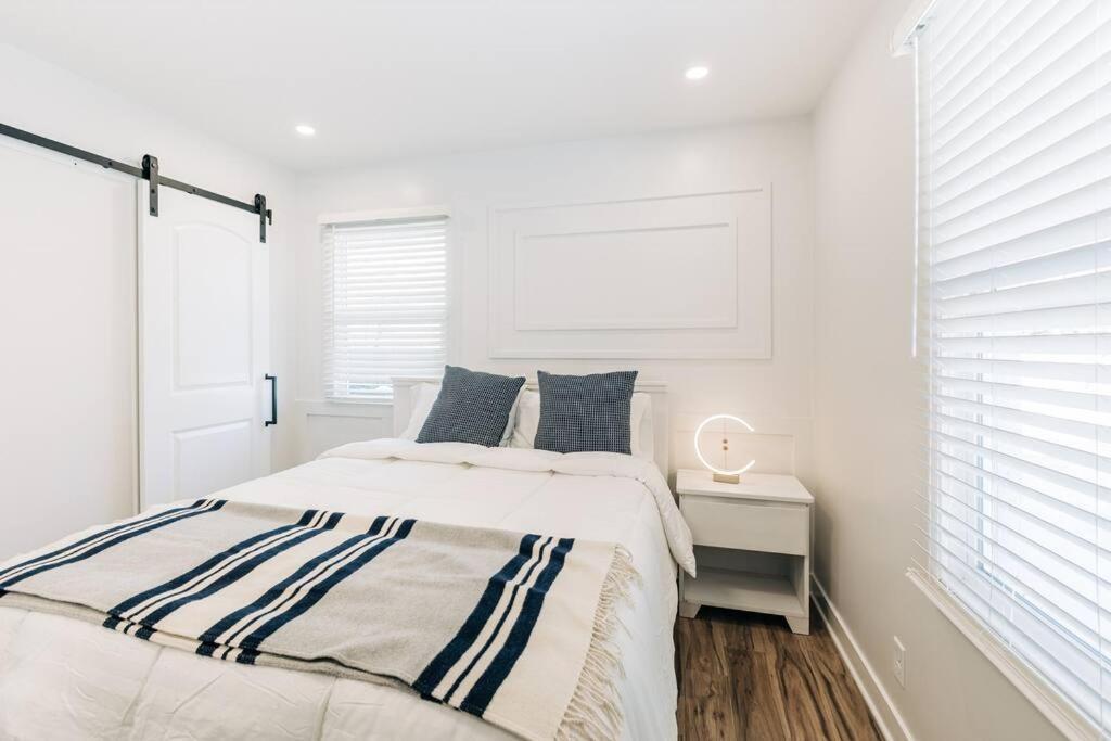 Beautiful Luxury Home Freshly Renovated With Big Yard, Seating & Grill Pad コテージグローブ  エクステリア 写真