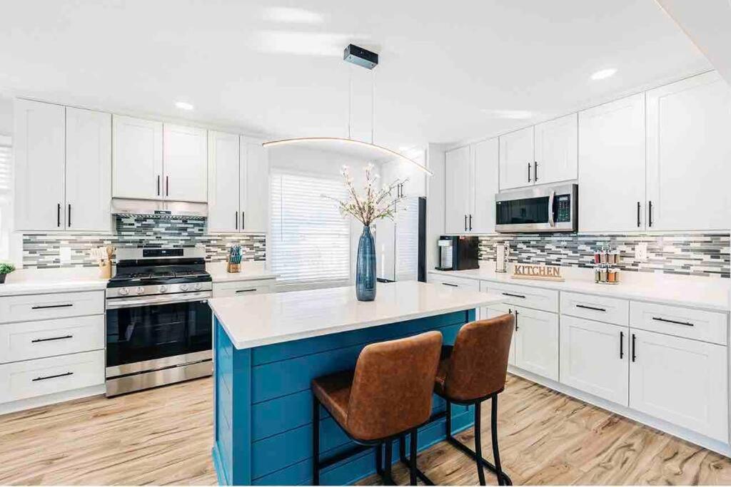 Beautiful Luxury Home Freshly Renovated With Big Yard, Seating & Grill Pad コテージグローブ  エクステリア 写真