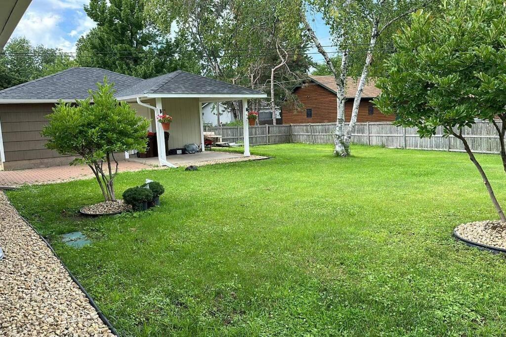 Beautiful Luxury Home Freshly Renovated With Big Yard, Seating & Grill Pad コテージグローブ  エクステリア 写真