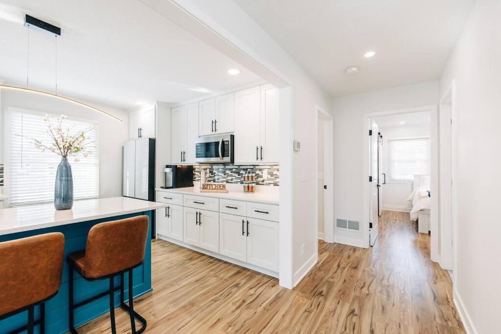 Beautiful Luxury Home Freshly Renovated With Big Yard, Seating & Grill Pad コテージグローブ  エクステリア 写真