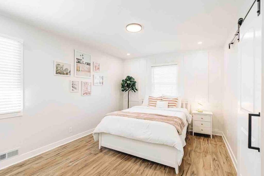 Beautiful Luxury Home Freshly Renovated With Big Yard, Seating & Grill Pad コテージグローブ  エクステリア 写真
