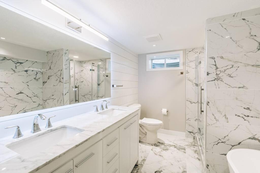 Beautiful Luxury Home Freshly Renovated With Big Yard, Seating & Grill Pad コテージグローブ  エクステリア 写真