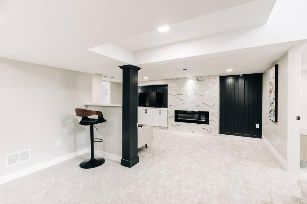 Beautiful Luxury Home Freshly Renovated With Big Yard, Seating & Grill Pad コテージグローブ  エクステリア 写真