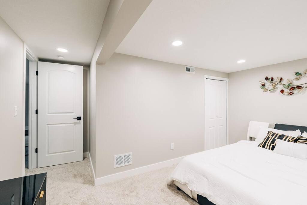 Beautiful Luxury Home Freshly Renovated With Big Yard, Seating & Grill Pad コテージグローブ  エクステリア 写真