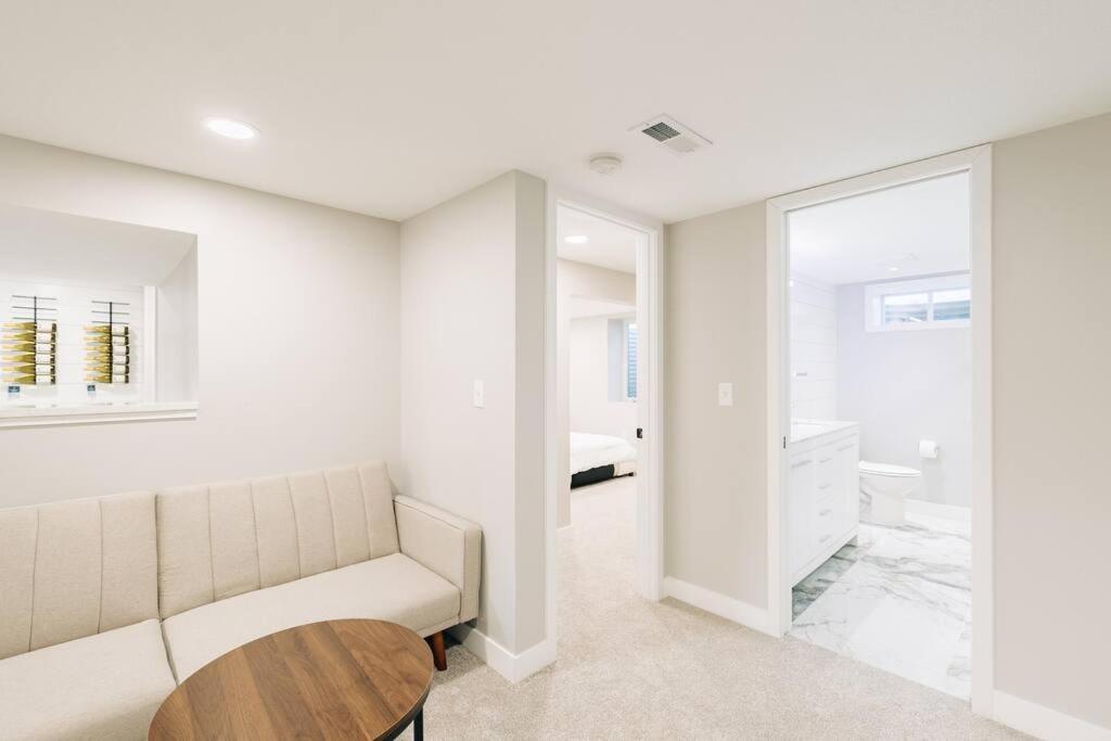 Beautiful Luxury Home Freshly Renovated With Big Yard, Seating & Grill Pad コテージグローブ  エクステリア 写真