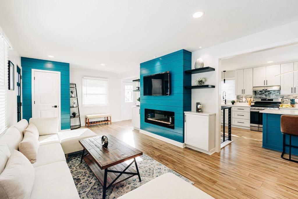 Beautiful Luxury Home Freshly Renovated With Big Yard, Seating & Grill Pad コテージグローブ  エクステリア 写真